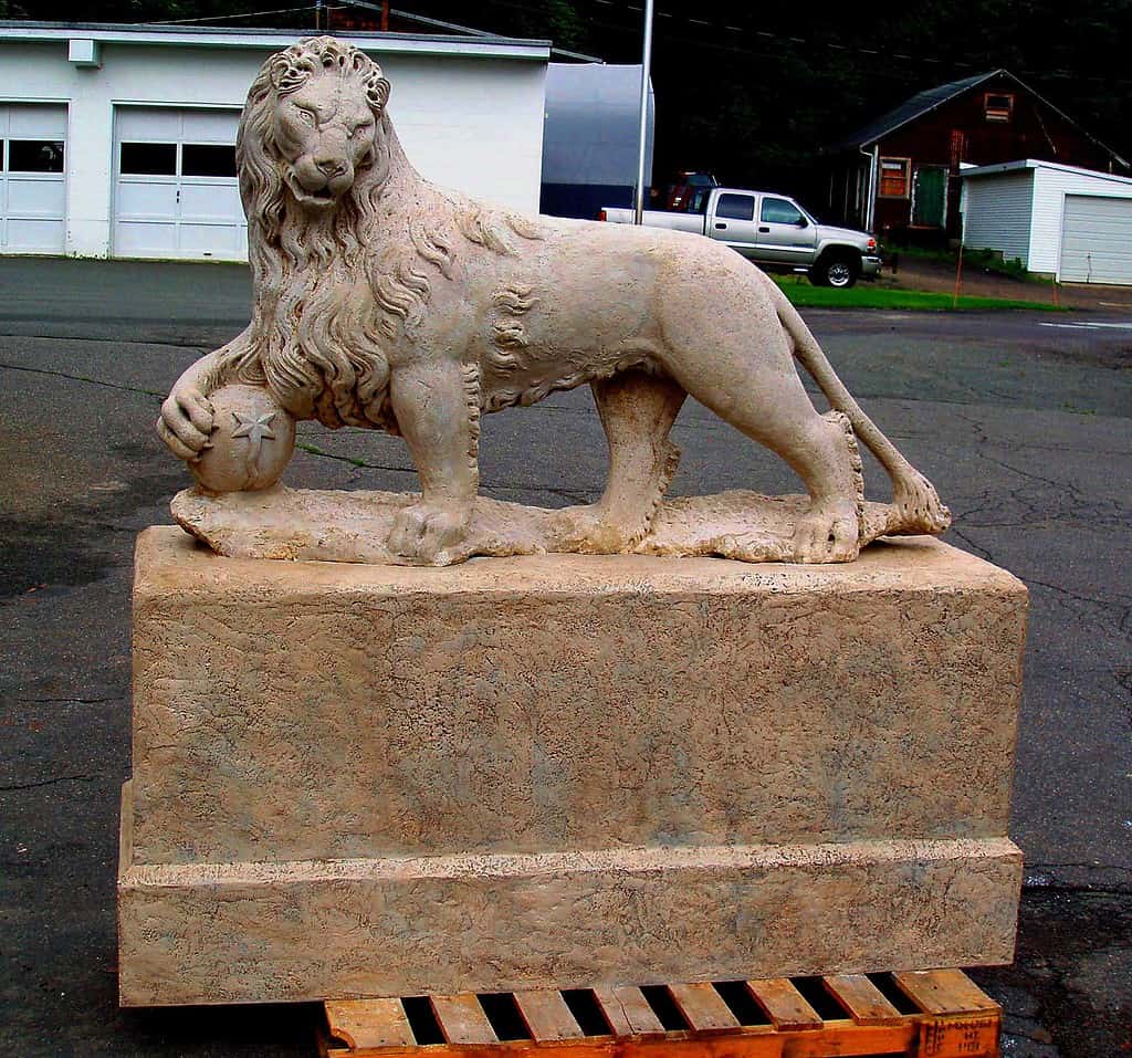 web-Newport-Lion